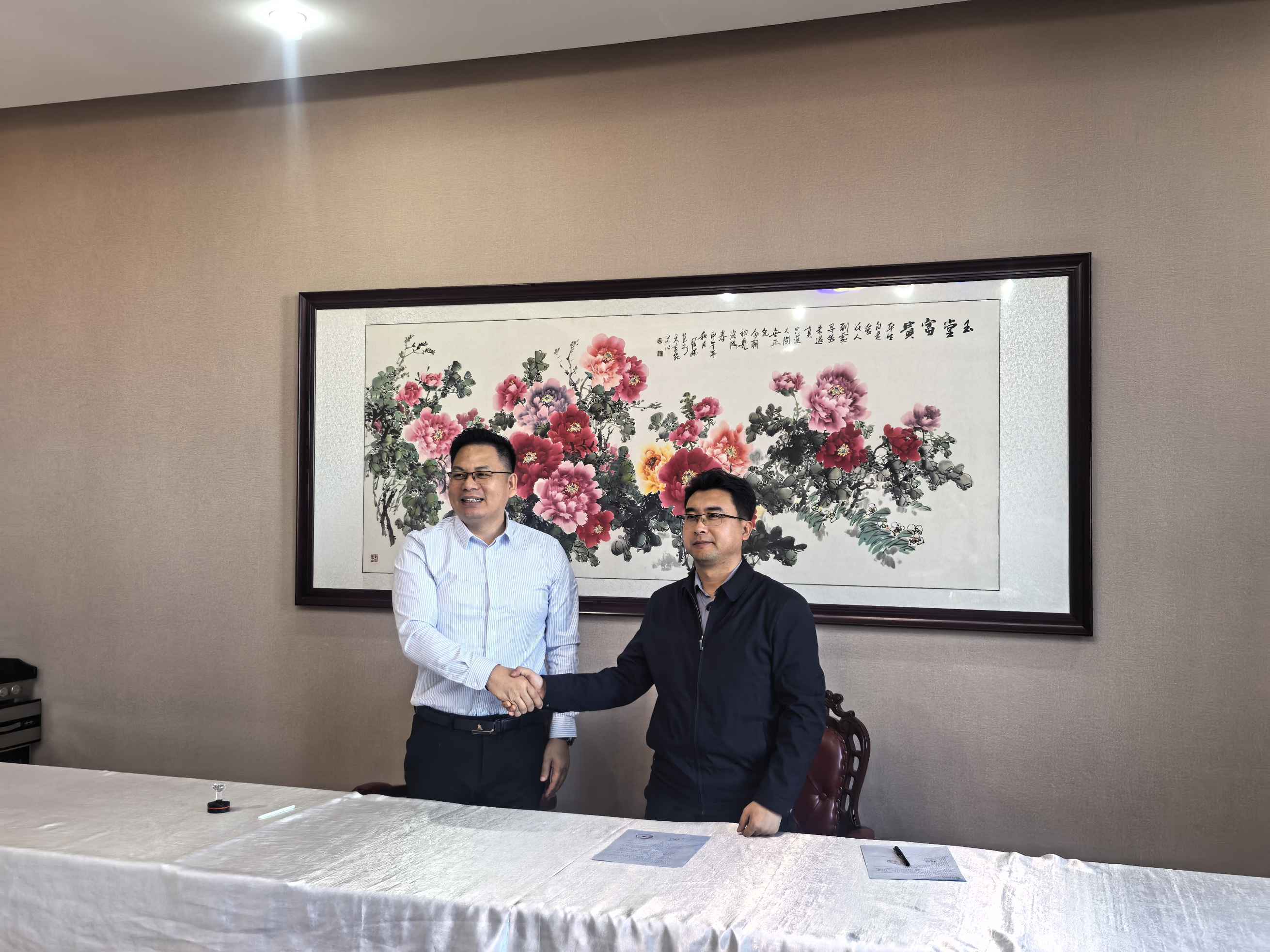 ���ͺ������A�����W(xu��)У�c������˹���B(t��i)�h(hu��n)���W(xu��)Ժ��ӆ�и�һ�w�������k�W(xu��)�f(xi��)�h