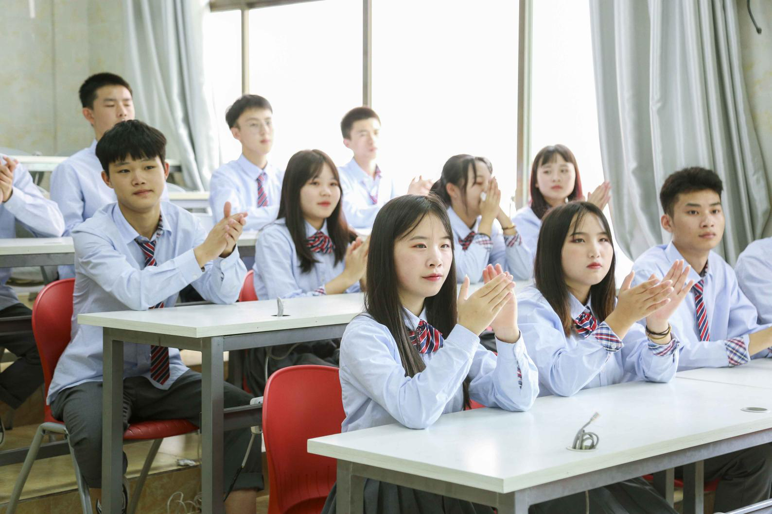 ����@��У�x���I���㣬��У�҂���ͬ���]���A��